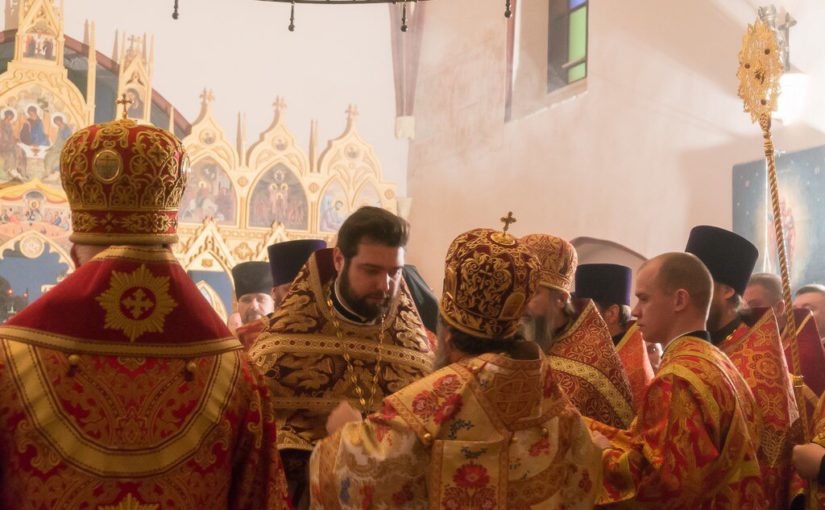 Настоятель прихода удостоен права ношения наперсного креста